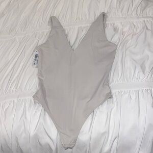 BRAND NEW Aritzia contour v-neck bodysuit